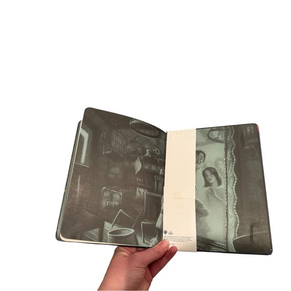 Harry Potter Mirror of Erised NWT Lined Bound Journal with Elastic Closure - Picture 4 of 5